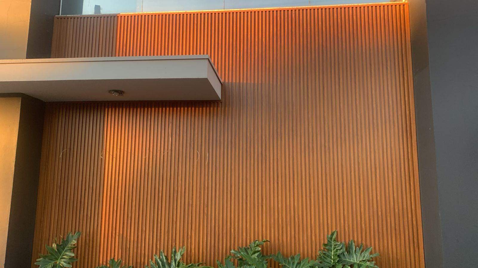 Como escolher a cor certa do painel ripado para o seu projeto